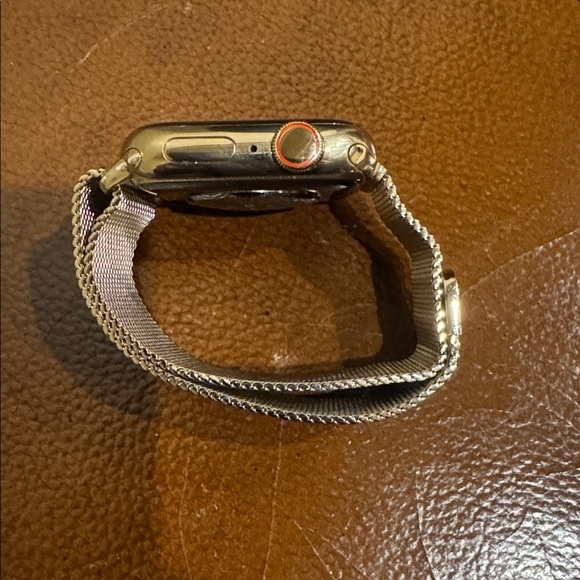 Apple Watch Series 8 GPS + Cellular Stainless Steel Case Gold 41mm Milanese Loop - Picture 5 of 12